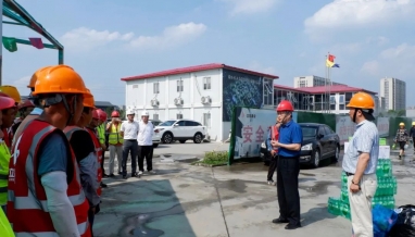嘉興市建筑業(yè)行業(yè)協(xié)會(huì)秘書長洪志躍等一行蒞臨我集團(tuán)承建項(xiàng)目高溫慰問