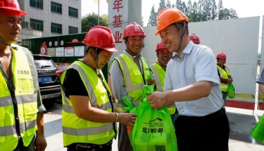 桐鄉(xiāng)市總工會(huì)黨組書記、主席成曉萍一行蒞臨我集團(tuán)承建項(xiàng)目高溫慰問