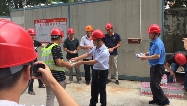 市建設局領導赴我公司世紀路學校項目進行高溫慰問