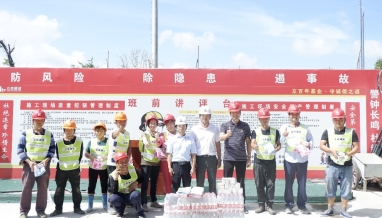 立信新聞 | 炎炎夏日送清涼——集團(tuán)高層帶隊(duì)赴多個(gè)項(xiàng)目開(kāi)展高溫慰問(wèn)